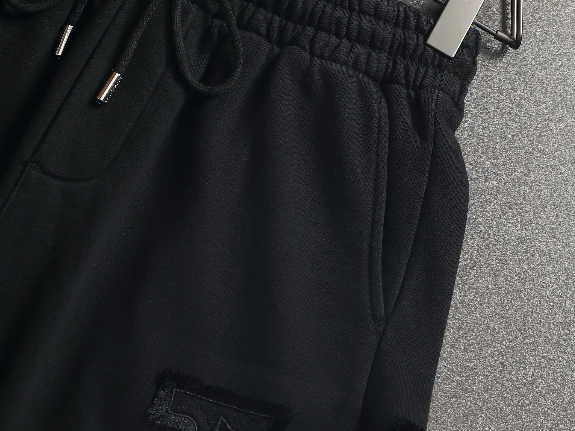 [Higher version] Louis Vuitton/Louis Vuitton 2026SS New Arrival terry shorts, customized fabric using wafer cloth weaving, advanced hand-cut patchwork embroidery technology, tight and three-dimensional version, customized trouser cord hardware with strong texture, smooth, comfortable and Breathable upper body, concave and convex three-dimensional sense, fashionable and casual wear Color: Black White Avocado Color Sizes: S M L XL